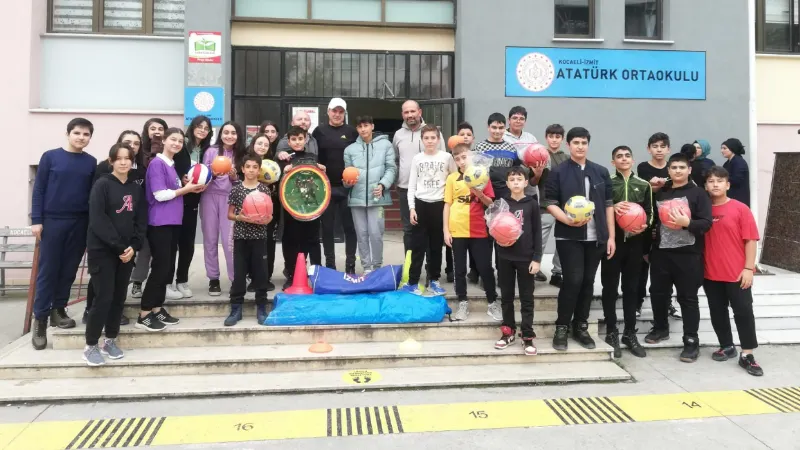 İzmit Belediyesi, 5 okula spor malzemesi desteğinde bulundu