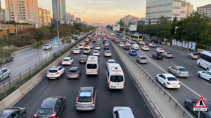 İstanbul’da haftanın ilk günü trafik yoğunluğu yüzde 51’e ulaştı