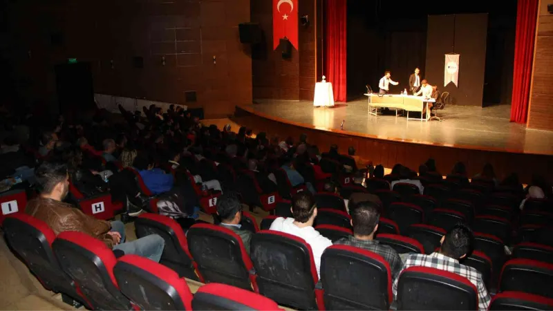 Elazığ’da ’Metot’ adlı tiyatro oyunu sahnelendi