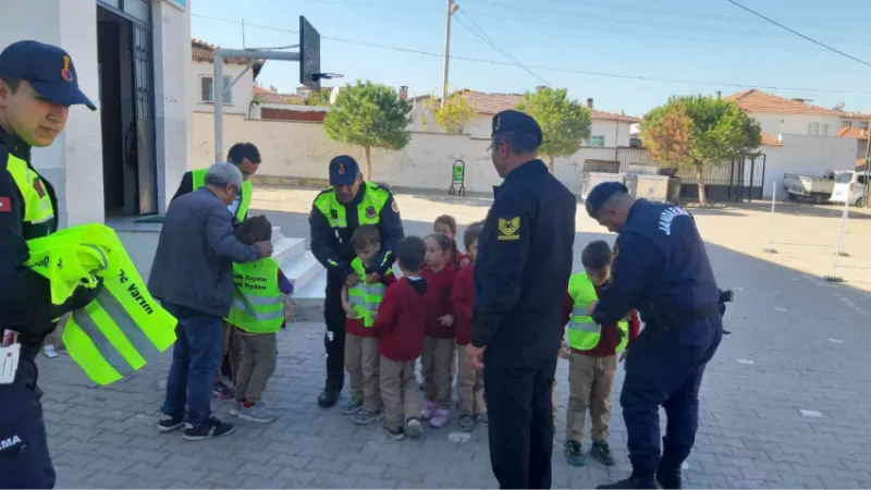 Manisa’da "Okul Yolunda Güvendeyim" projesinde öğrencilere yelek dağıtıldı