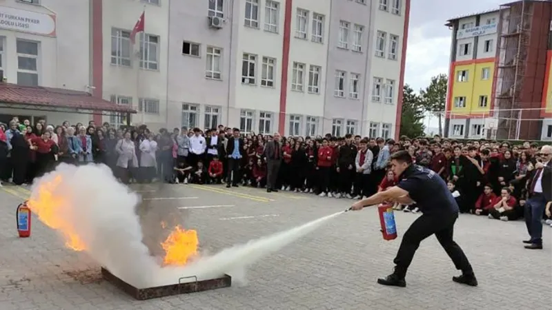 Öğrencilere yangın eğitimi