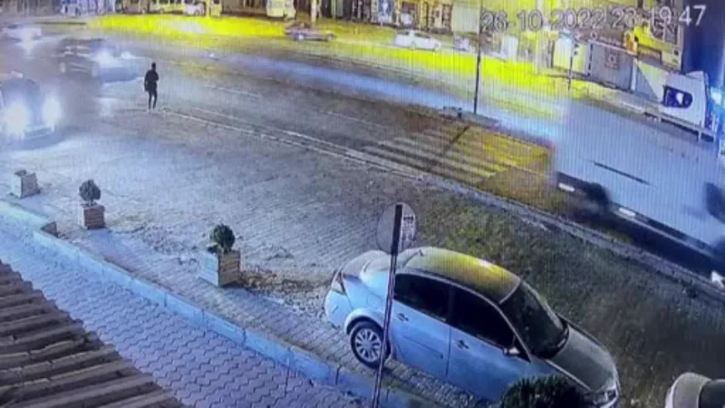 Mardin’de tır ile minibüs çarpıştı, yaya son anda kurtuldu