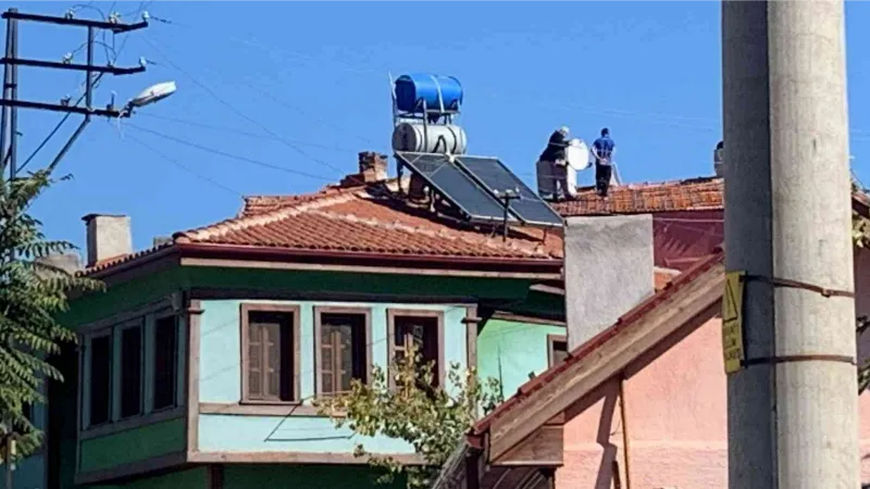 Güvenlik önlemi almadan anten tamiri yapan şahıslar böyle görüntülendi