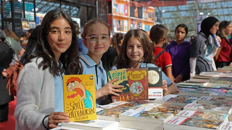 Antalya’da kitap coşkusu sürüyor