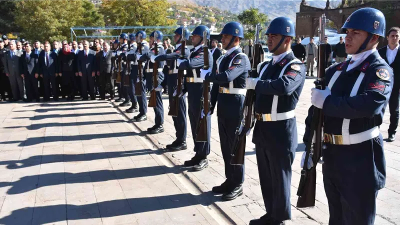 Bitlis’te çelenk sunma töreni