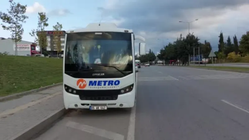 Minibüs yolcu otobüsüne çarptı: 1 yaralı