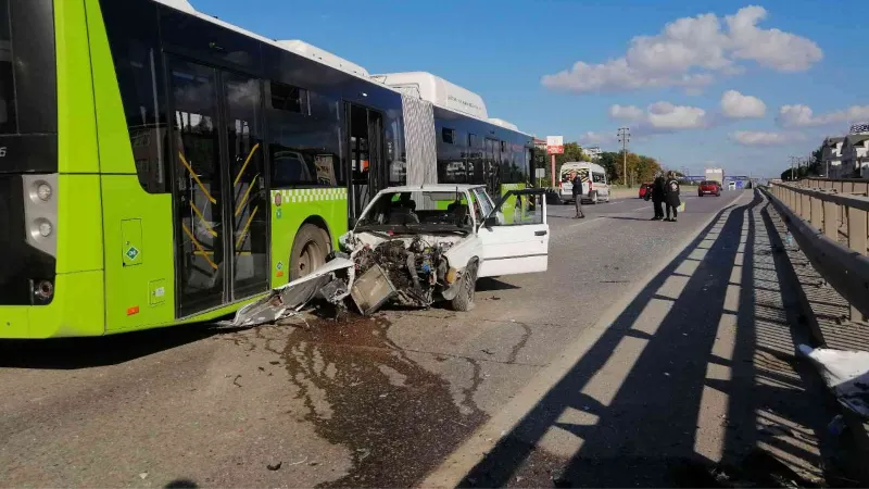 Otobüs ile otomobil çarpıştı: 1 kişi yaraladı