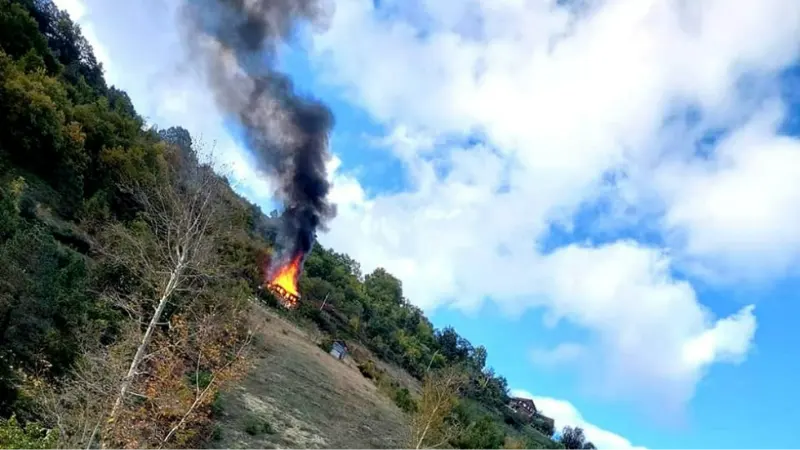 Kastamonu’da ahşap ev çıkan yangında kullanılamaz hale geldi