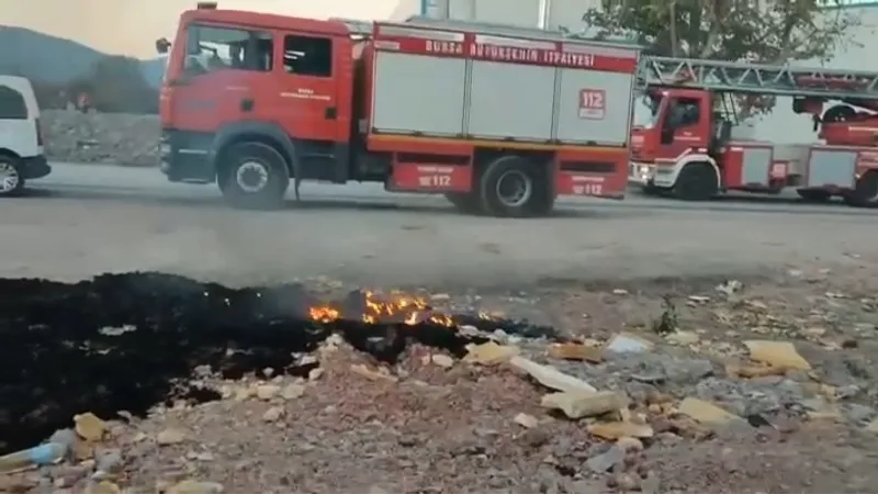 Bursa’da tutuşan ambalajlardan bir kamyon alev alev yandı