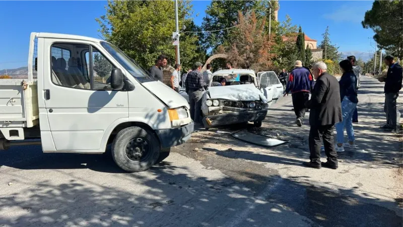 Kamyonetle otomobil kafa kafaya çarpıştı; 1 ölü 3 yaralı