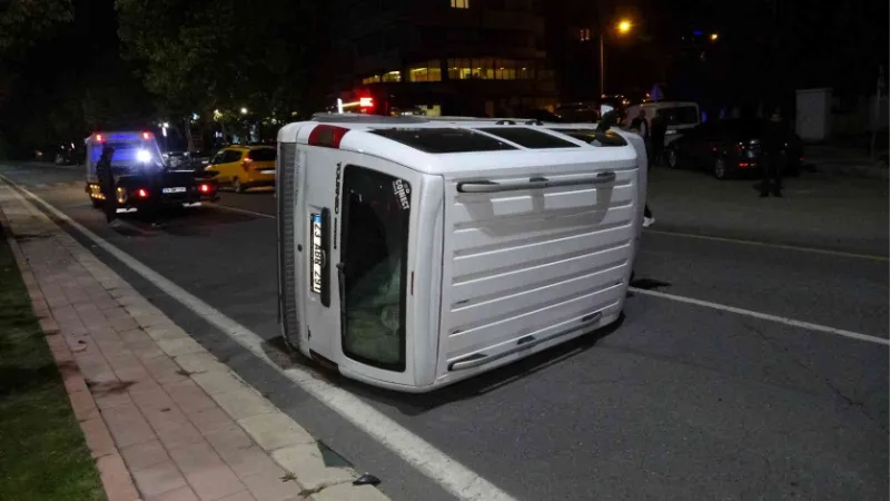 Elazığ’da hafif ticari araç yan yattı: 1 yaralı