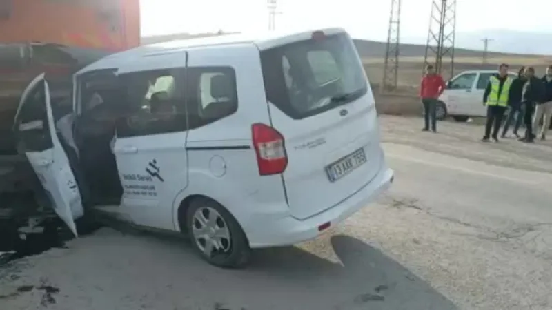 Kamyonet yol temizleme aracına çarptı: 2 yaralı