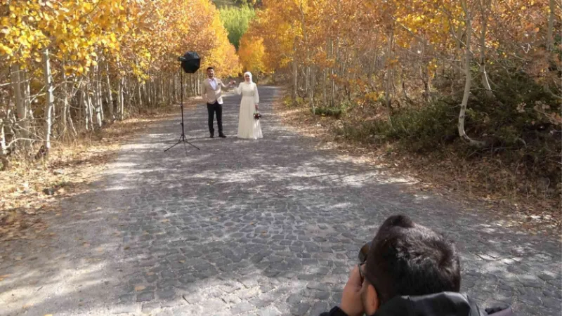 Sonbahar renkleriyle bezenen Nemrut Krater Gölü gelin ve damatların doğal stüdyosu oldu