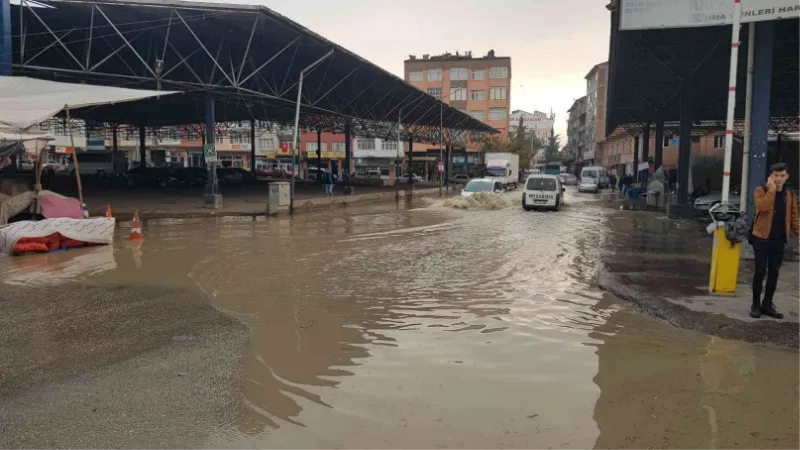 Patlayan su borusu asfaltı yerinden söküp yolları göle çevirdi