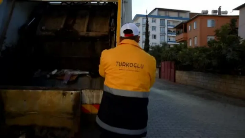 Yolda buldukları cüzdanı sahibine teslim ettiler