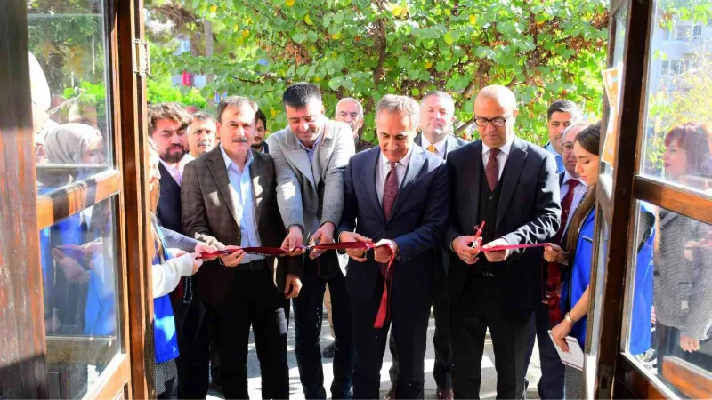 Balıkesir’in 100 yıllık halıları Balıkesir’de sergilendi