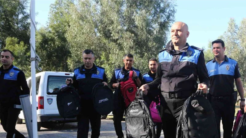 Tarım işçisi ailelerin çocuklarının yüzünü polis güldürdü