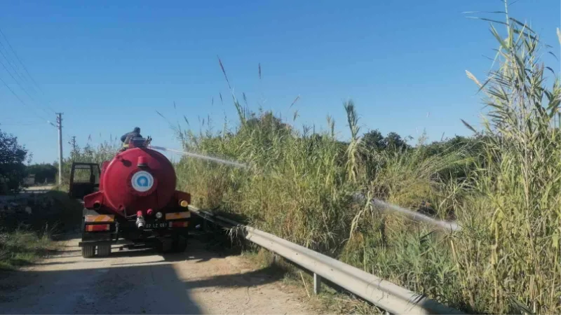 Tanker yangınına giden itfaiyeciler yanmakta olan kamışları söndürdü