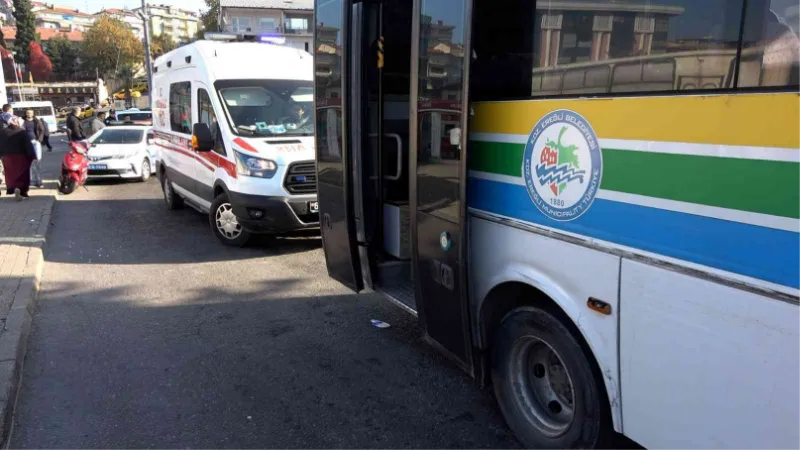 Seyir halindeki otobüsten düşen yaşlı kadın yaralandı