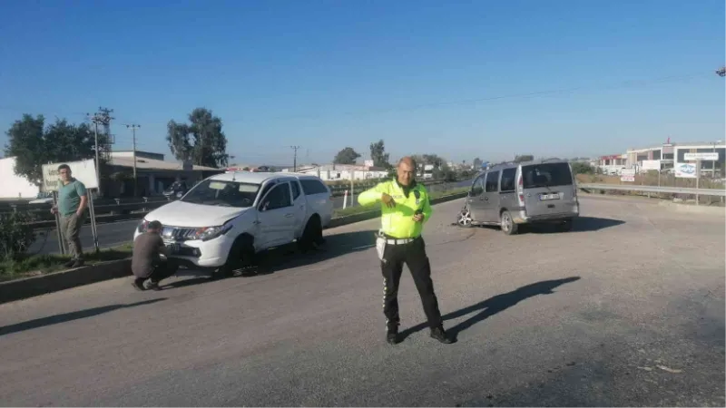 Kamyonetle hafif ticari araç çarpıştı, şans eseri yaralanan olmadı