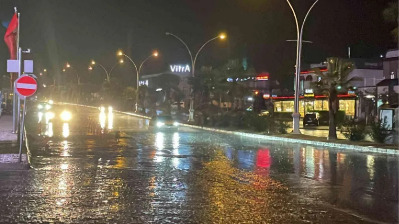 Bodrum’da sağanak yağış cadde ve sokakları göle çevirdi