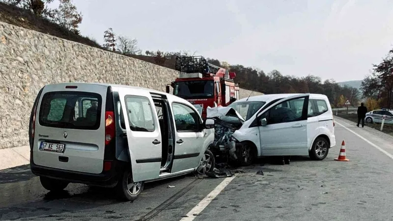 Samsun’da 2 hafif ticari araç kafa kafaya çarpıştı: 1 ölü, 7 yaralı