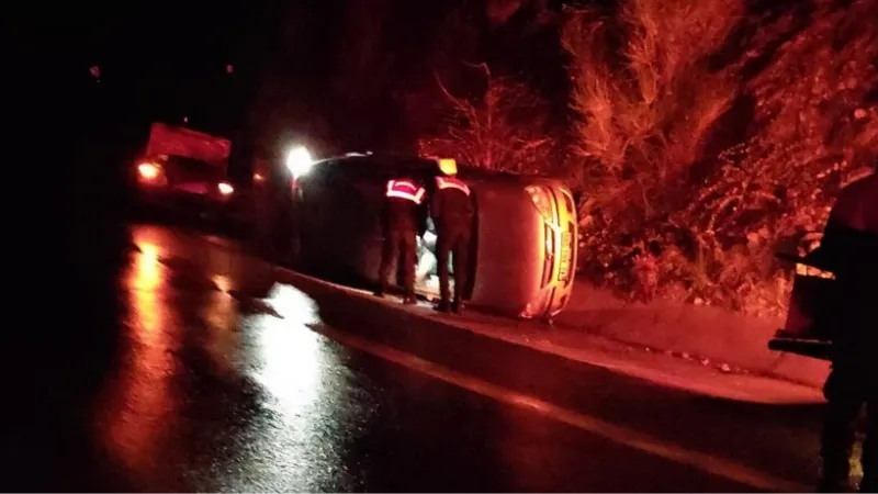 Antalya’da hafif ticari araç takla attı: 3 yaralı