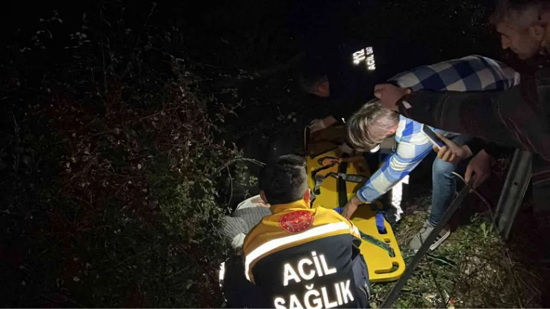 Bariyerlere çarpan otomobilin sürücüsü yol kenarına savruldu, 1’i ağır, 3 kişi yaralandı