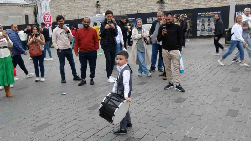 Taksim’de minik davulcuya yoğun ilgi