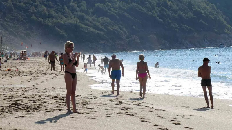 Yurtta soğuk hava etkili olurken Alanya’da deniz keyfi yaptılar