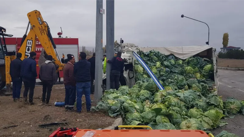 Lahana yüklü kamyonet ile ticari araç çarpıştı: 2 yaralı