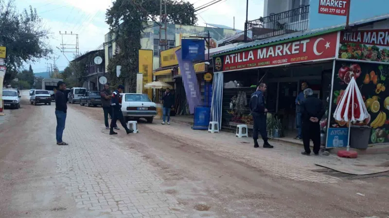 Bakkalı kurşunladılar, müşteri vuruldu