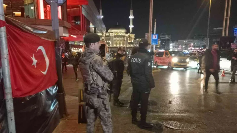 Taksim’de Huzur Uygulaması: Silahla tehditten aranan şüpheli yakalandı