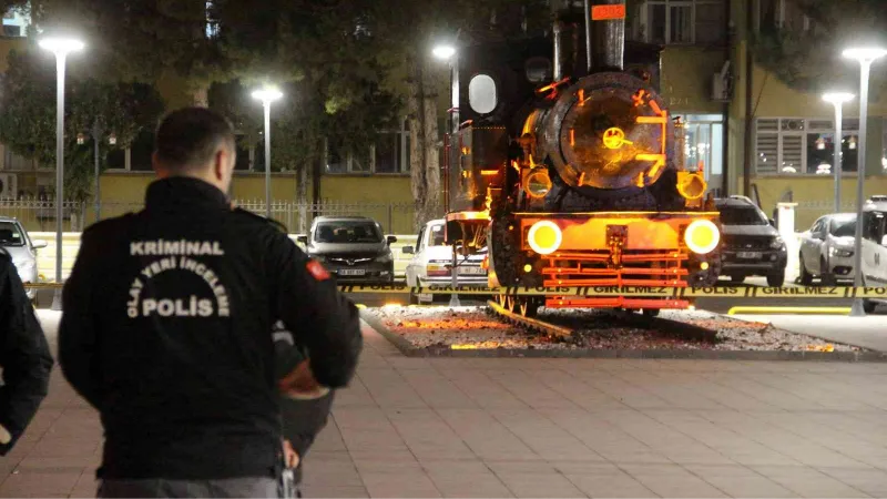 Polonyalı turistin tarihi lokomotife koyduğu çanta ekipleri alarma geçirdi