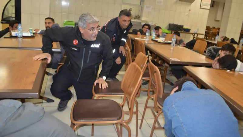 Öğrencilere yönelik ‘Deprem Anı, Çök Kapan Tutun ve Tahliye’ tatbikatı yapıldı