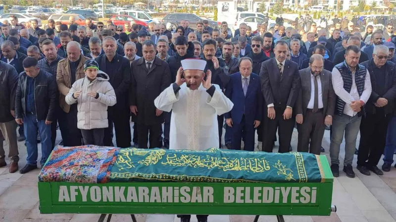 Şehidin vefat eden annesini kahraman oğlunun silah arkadaşları uğurladı