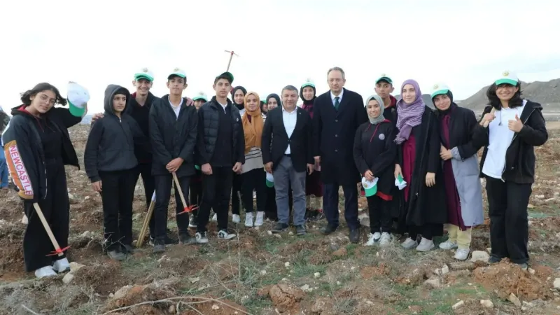 İlçenin ilk hatıra ormanı: 2 bin 500 fidan toprakla buluştu