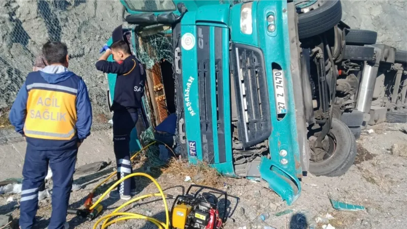 Tercan’da tırın devrilmesi sonucu 1’i çocuk 3 kişi yaralandı