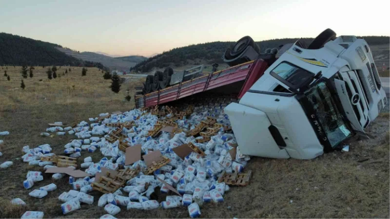 Un yüklü tır devrildi, binlerce un paketi çevreye dağıldı