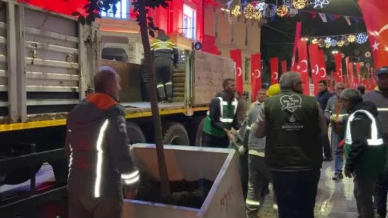 Bombalı saldırı sonrası beton saksılar İstiklal Caddesi’nden kaldırılıyor