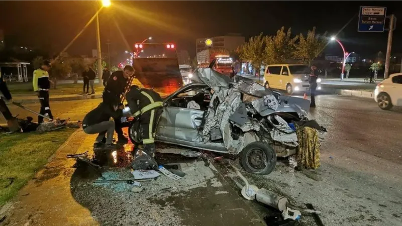 Köprü bariyerine çarpıp hurdaya dönen otomobilden yaralı olarak çıktı