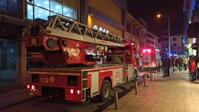 İş merkezinde çıkan yangın büyümeden söndürüldü