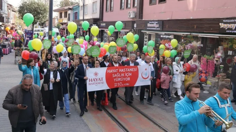 Sağlık çalışanları farkındalık için yürüdü