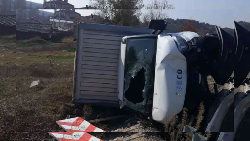 Kontrolden çıkan kamyonet devrildi, sürücüsü yaralandı