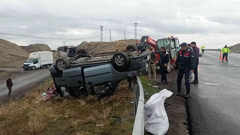 Bariyerlere çarpıp devrildi: 3 yaralı