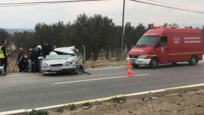 Takla atan otomobilde sıkışan 2 kişiyi itfaiye kurtardı