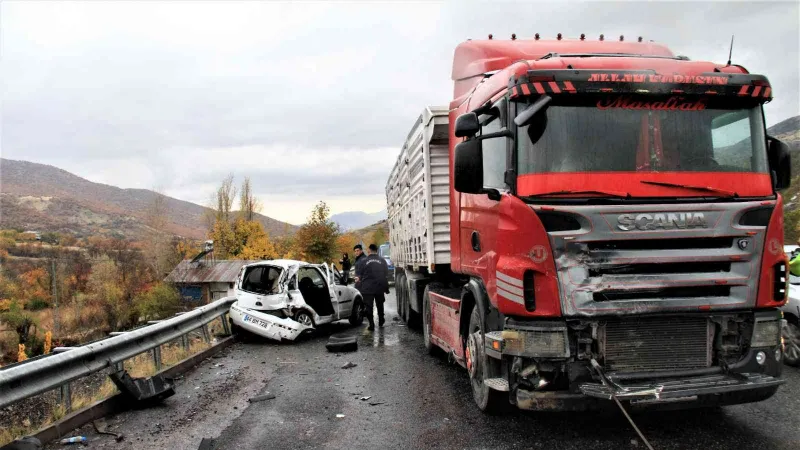 Elazığ’da tır ile otomobil çarpıştı: 2 ağır yaralı