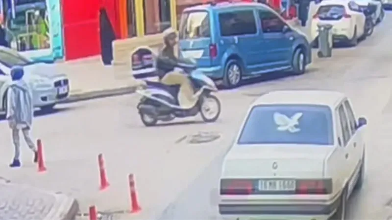 Otomobilin çarptığı motosikletli mağazaya daldı : O anlar kamerada