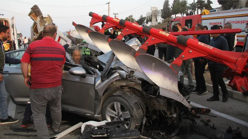 Otomobil pulluk takılı traktöre saplandı: 1 ölü, 4 yaralı