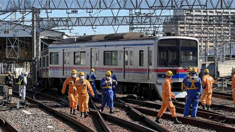 Japonya’da yolcu treni raydan çıktı